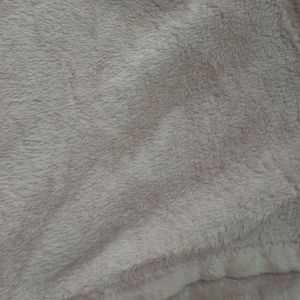 پتو مسافرتی یک لایه .یک طرف طرح سر خود یه طرف ساده