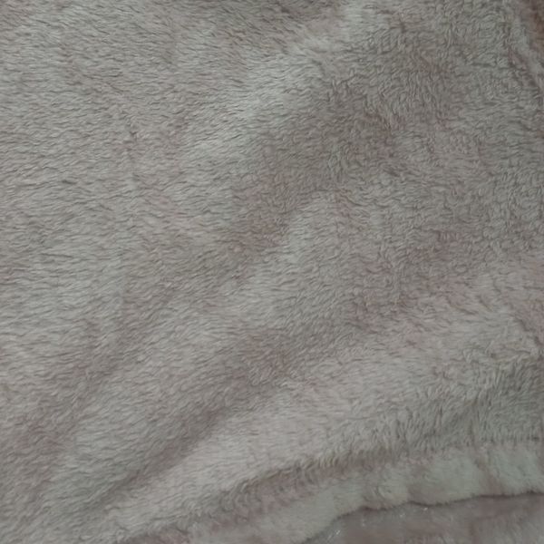 پتو مسافرتی یک لایه .یک طرف طرح سر خود یه طرف ساده