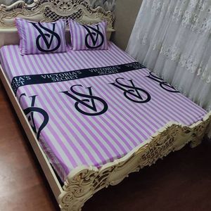 مشخصات روتختی دونفره طرح ویکتوریا سکرت سفید صورتی روکش دونفره Victorias Secret