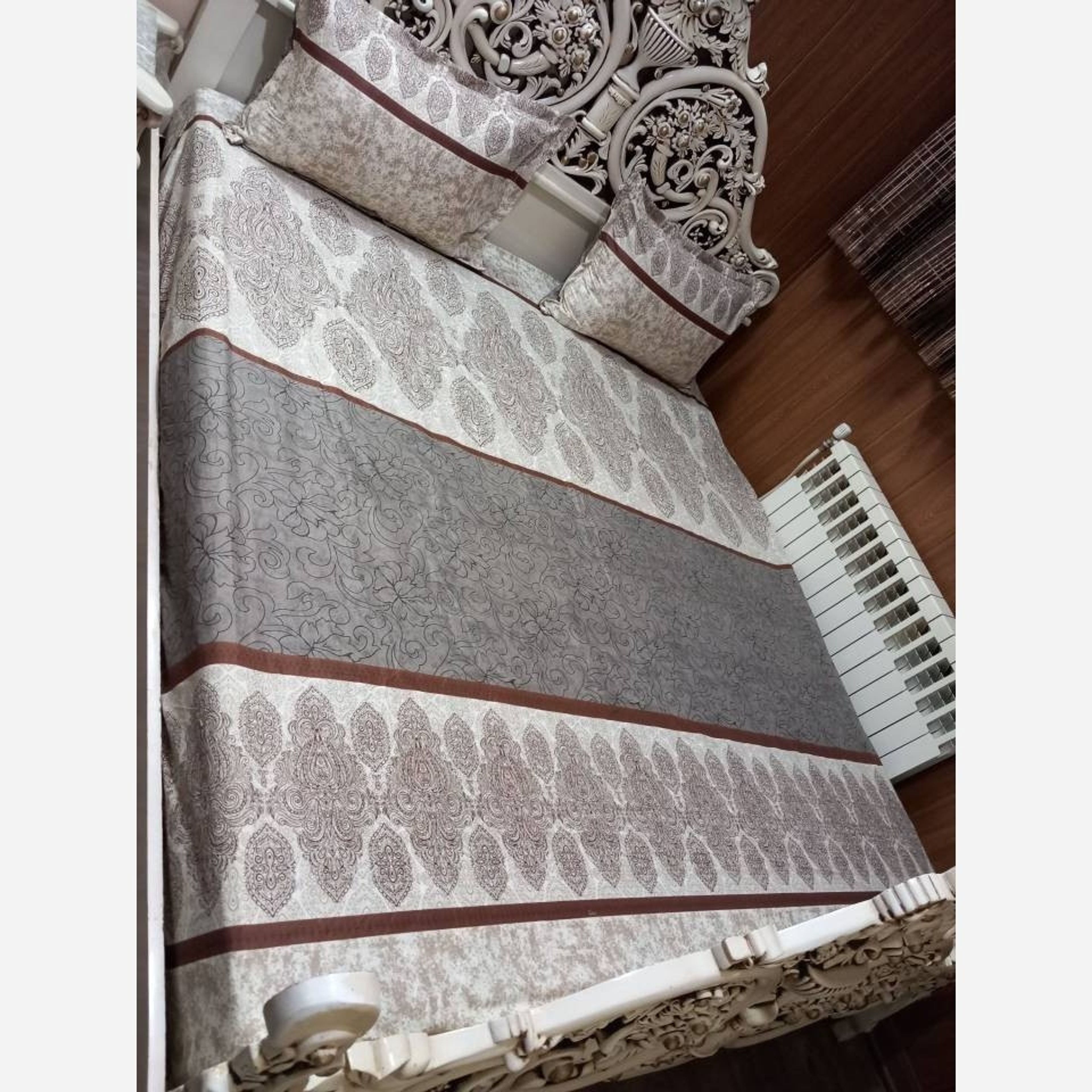 فروش اینترنتی روتختی دونفره کرم شیری حاشیه طوسی روکش تشک دونفره کرم قهوه ای