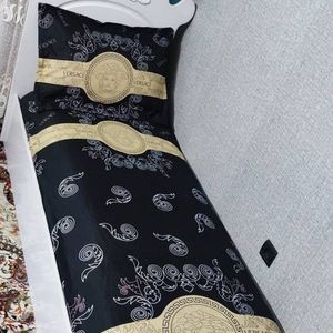 خرید اینترنتی روتختی یک نفره طرح ورساچ مشکی کرم نسکافه ای روتختی یکنفره ورساچه مشکی کرم نسکافه ای