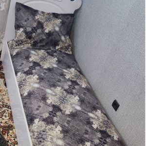 روتختی یک نفره با روبالش زیپ دار کامل کشدوزی کرم طوسی