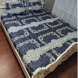 مشخصات روتختی دونفره ورساچه سفید کرم طوسی روکش تشک ورساچ طوسی سفید کرم