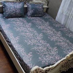 ملحفه  کشدار دونفره طرح زمینه طوسی برگ گلبهی گل بهی رنگ ثابت ضمانتی