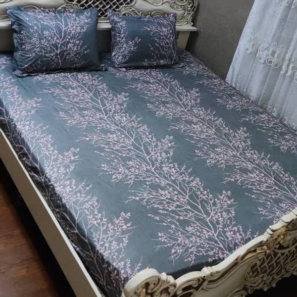 ملحفه  کشدار دونفره طرح زمینه طوسی برگ گلبهی گل بهی رنگ ثابت ضمانتی