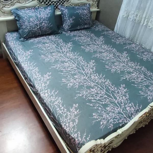 ملحفه  کشدار دونفره طرح زمینه طوسی برگ گلبهی گل بهی رنگ ثابت ضمانتی