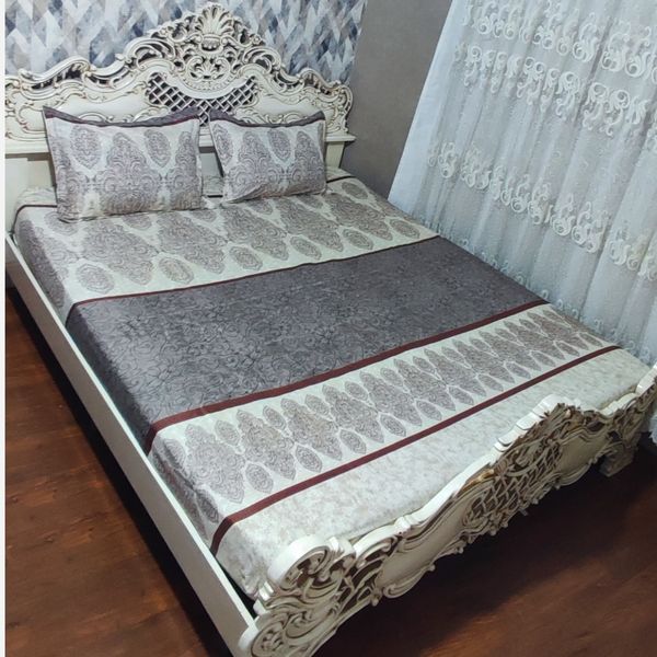 ملحفه دورکشدار تخت دونفره زمینه کرم گل قهوه ای