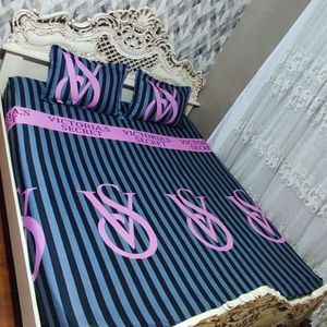 فروش اینترنتی ملحفه نیم ست روتختی تخت دونفره ویکتوریا سکرت طوسی صورتی