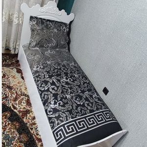 خرید انلاین ملحفه دورکش تخت یکنفره طرح ورساچ طوسی 