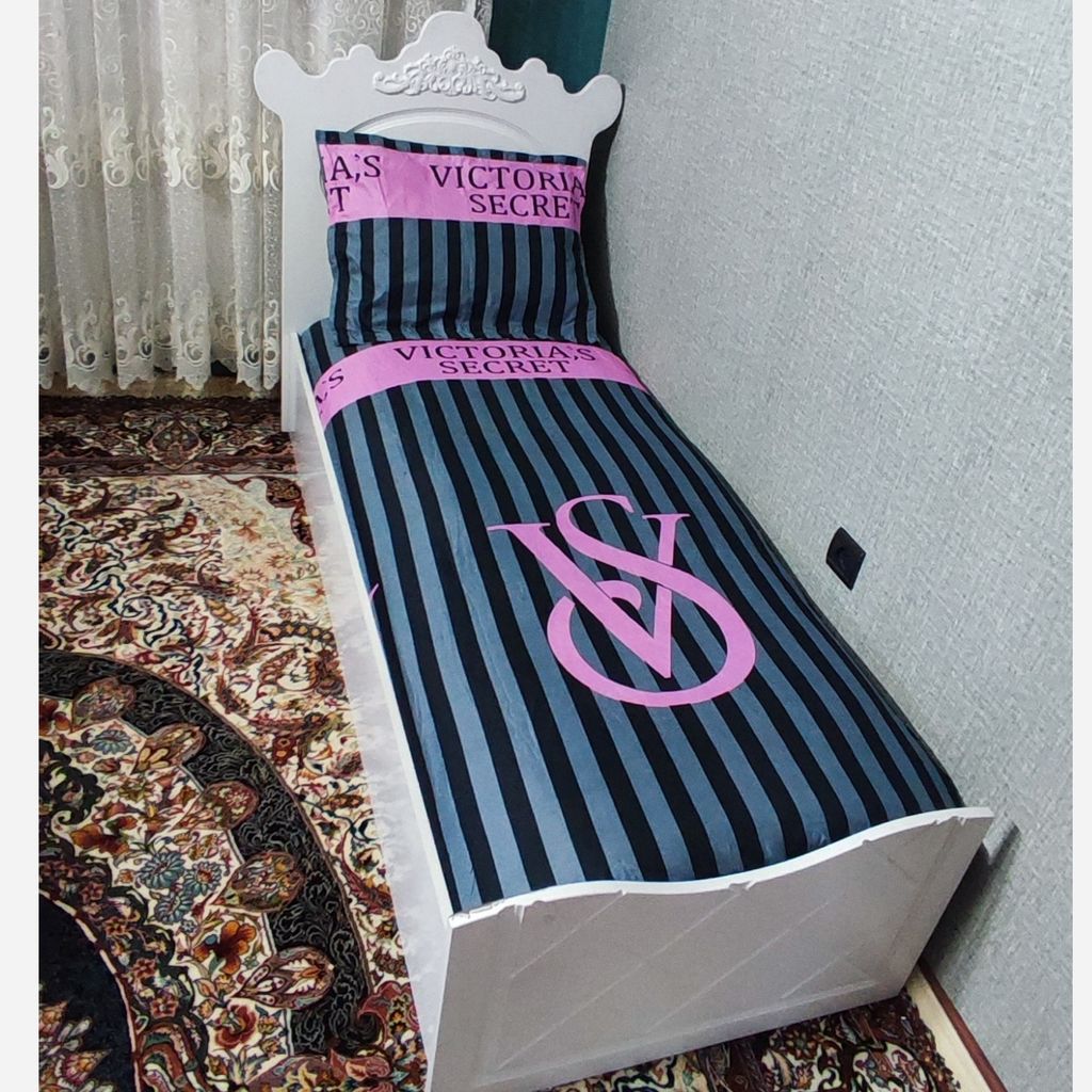 مشخصات ملحفه دورتادور کشدوزی و روبالشی زیپدار تخت یکنفره ورکتوریا سکرت طوسی صورتی