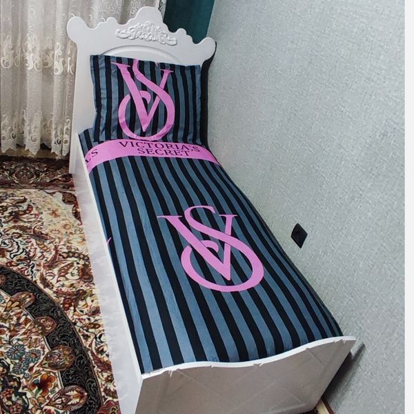 ملحفه دورتادور کشدوزی و روبالشی زیپدار تخت یکنفره ورکتوریا سکرت طوسی صورتی