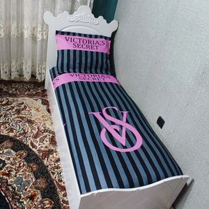 مشخصات ملحفه دورتادور کشدوزی و روبالشی زیپدار تخت یکنفره ورکتوریا سکرت طوسی صورتی