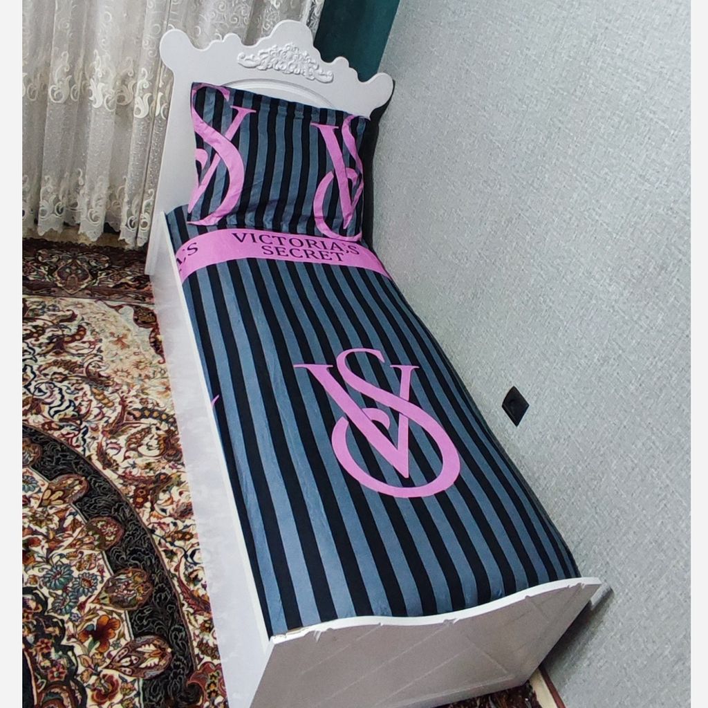 خرید آنلاین ملحفه دورتادور کشدوزی و روبالشی زیپدار تخت یکنفره ورکتوریا سکرت طوسی صورتی