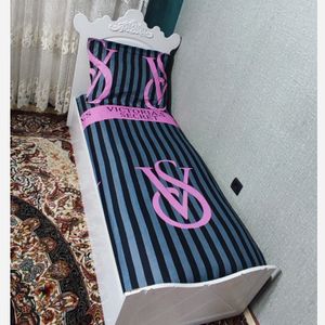 خرید آنلاین ملحفه دورتادور کشدوزی و روبالشی زیپدار تخت یکنفره ورکتوریا سکرت طوسی صورتی