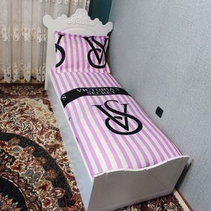 خرید اینترنتی ملحفه کشدوزی و رو بالشی تخت یکنفره ویکتوریا سکرت سفید صورتی