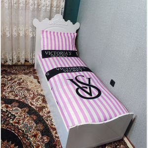 خرید انلاین ملحفه کشدوزی و رو بالشی تخت یکنفره ویکتوریا سکرت سفید صورتی