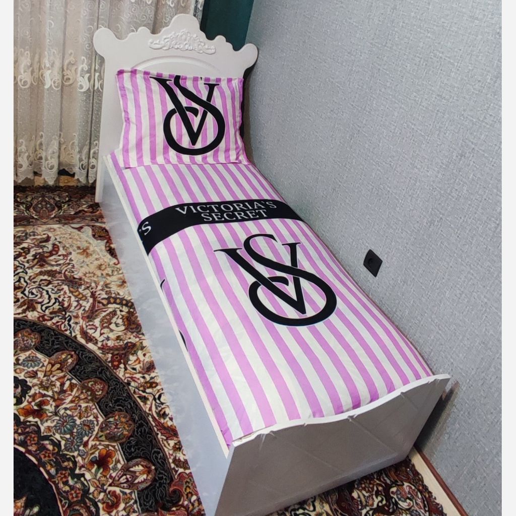 خرید آنلاین ملحفه کشدوزی و رو بالشی تخت یکنفره ویکتوریا سکرت سفید صورتی