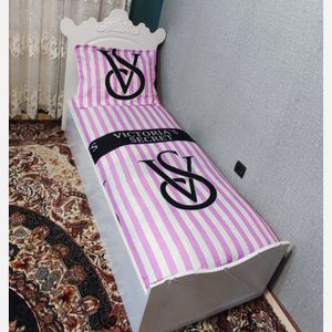 ملحفه کشدوزی و رو بالشی تخت یکنفره ویکتوریا سکرت سفید صورتی