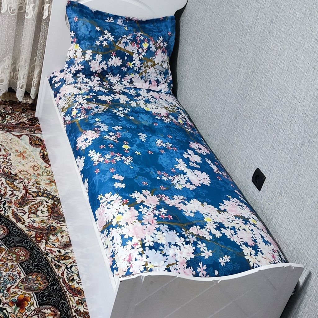 مشخصات ملحفه تخت دورتادورکشدوزی شده شکوفه صورتی زمینه ابی تیره