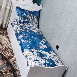 خرید اینترنتی ملحفه تخت دورتادورکشدوزی شده شکوفه صورتی زمینه ابی تیره