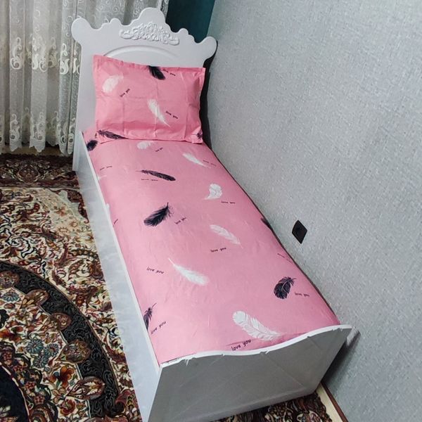 ملحفه تخت دورتادورکشدوزی شده صورتی پردار لاو