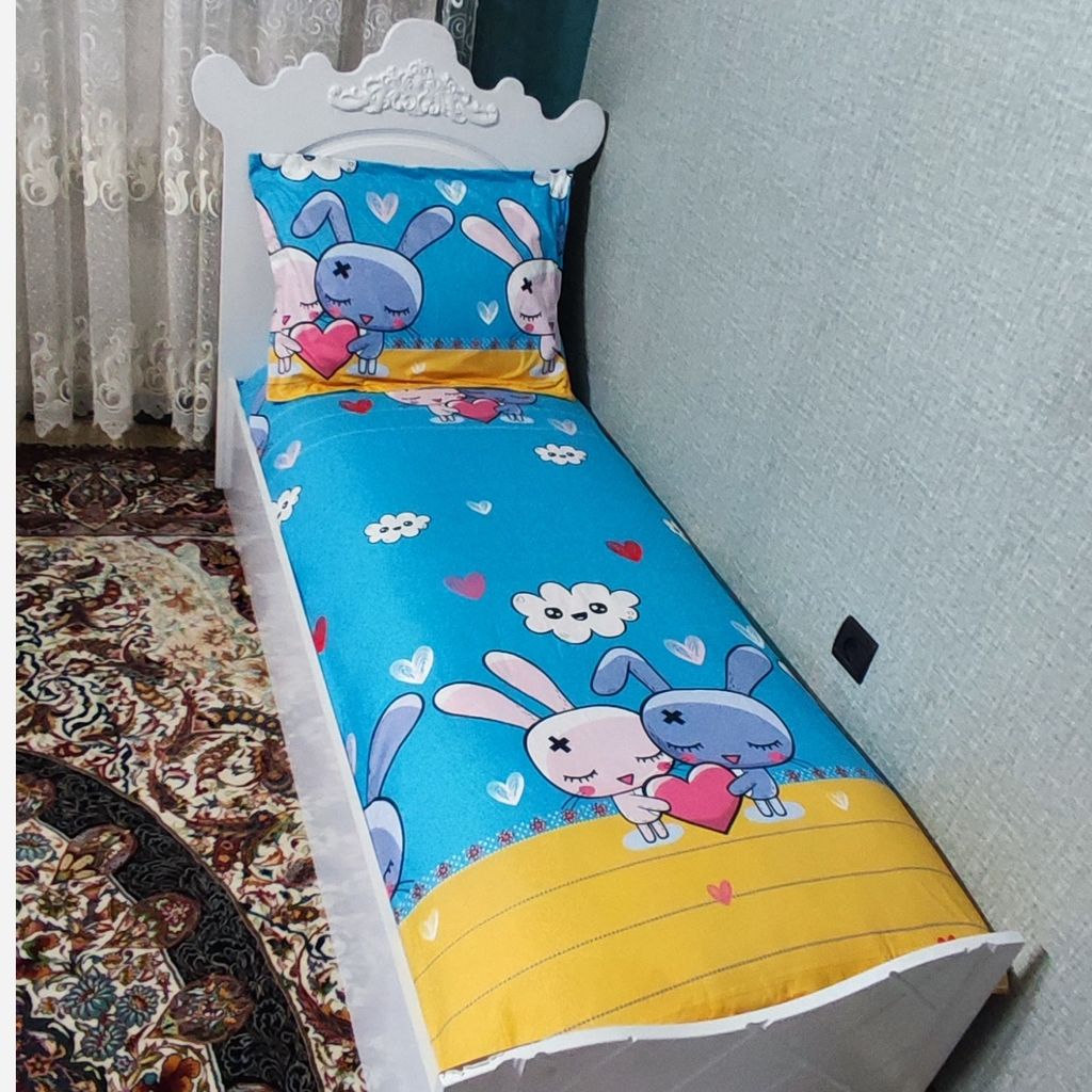 فروش اینترنتی ملحفه کشدار تخت بکنفره همراه روبالشی عروسکی طرح خرگوش قلبی زمینه ابی طرح فانتزی 