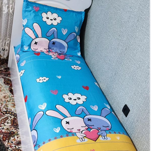 ملحفه کشدار تخت بکنفره همراه روبالشی عروسکی طرح خرگوش قلبی زمینه ابی طرح فانتزی 
