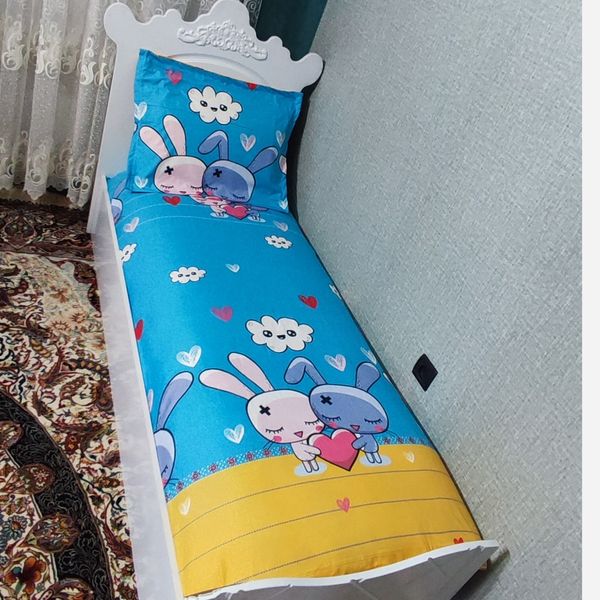 ملحفه کشدار تخت بکنفره همراه روبالشی عروسکی طرح خرگوش قلبی زمینه ابی طرح فانتزی 