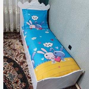 فروش اینترنتی ملحفه کشدار تخت بکنفره همراه روبالشی عروسکی طرح خرگوش قلبی زمینه ابی طرح فانتزی 