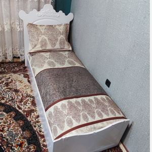 نیم ست روتختی دوتکه دورتادور کشدوزی همراه روبالش زمینه کرم