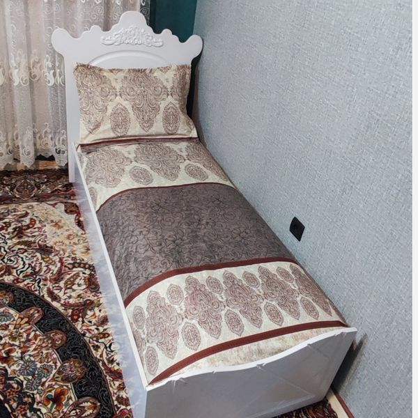 نیم ست روتختی دوتکه دورتادور کشدوزی همراه روبالش زمینه کرم