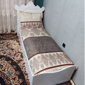 خرید اینترنتی نیم ست روتختی دوتکه دورتادور کشدوزی همراه روبالش زمینه کرم 