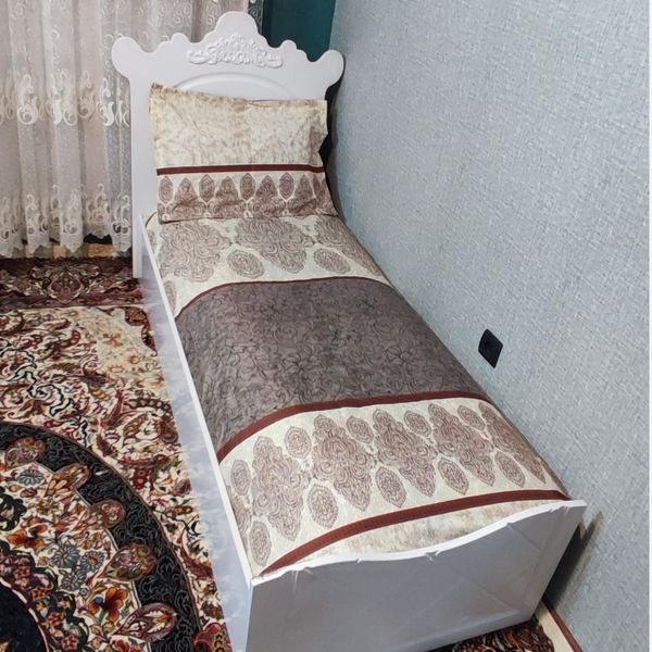 نیم ست روتختی دوتکه دورتادور کشدوزی همراه روبالش زمینه کرم