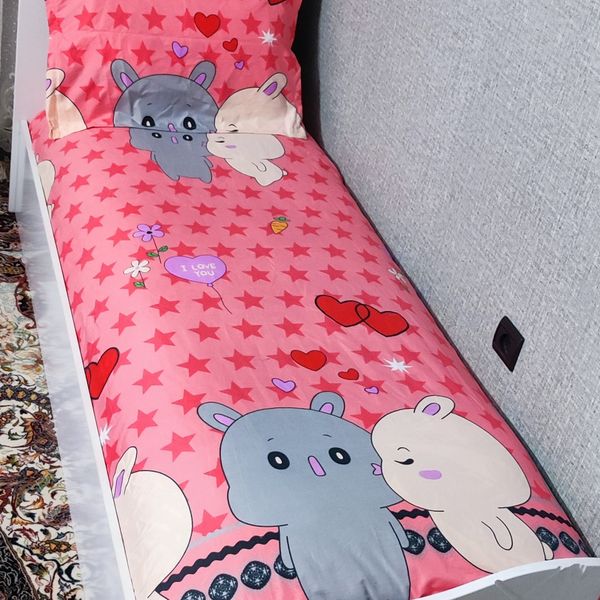 ملحفه دورکش عروسکی فانتزی وروبالشی طرح فانتزی زمینه صورتی