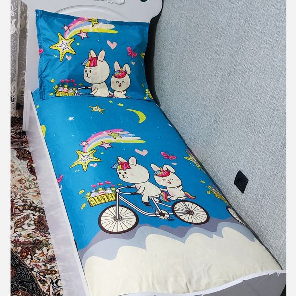 ملحفه روتختی کشدار تشک یکنفره عروسکی طرح خرگوش دوچرخه سوار زمینه ابی
