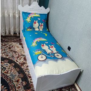 خرید آنلاین ملحفه روتختی کشدار تشک یکنفره عروسکی طرح خرگوش دوچرخه سوار زمینه ابی 