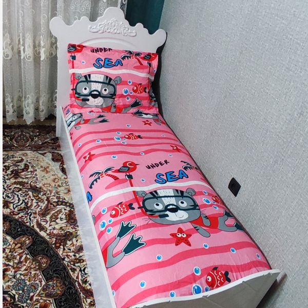 سرویس روتختی دوتکه تخت یکنفره دورتادور کشدوزی همراه روبالش طرح گربه غواص زمینه صورتی