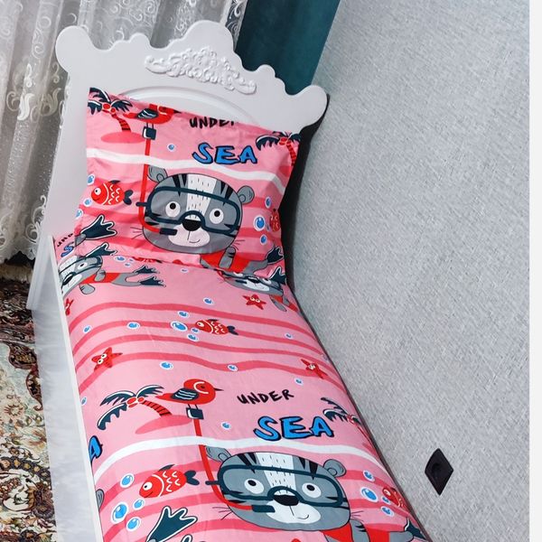 سرویس روتختی دوتکه تخت یکنفره دورتادور کشدوزی همراه روبالش طرح گربه غواص زمینه صورتی