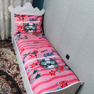 سرویس روتختی دوتکه تخت یکنفره دورتادور کشدوزی همراه روبالش طرح گربه غواص زمینه صورتی