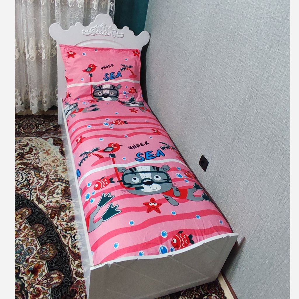 مشخصات سرویس روتختی دوتکه تخت یکنفره دورتادور کشدوزی همراه روبالش طرح گربه غواص زمینه صورتی