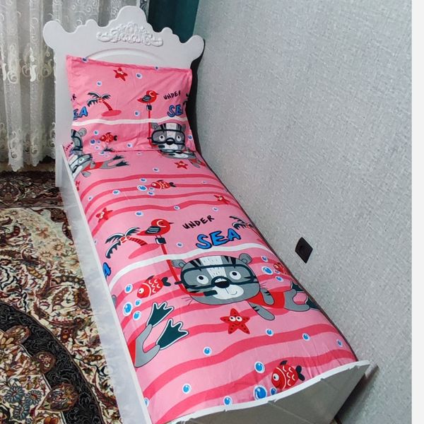 سرویس روتختی دوتکه تخت یکنفره دورتادور کشدوزی همراه روبالش طرح گربه غواص زمینه صورتی