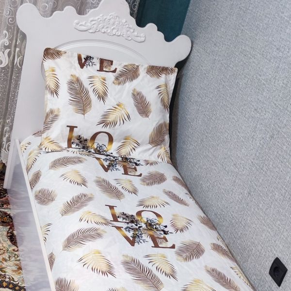 ملحفه دورکشدوزی شده تخت یک نفره طرح لاو شیری رنگ