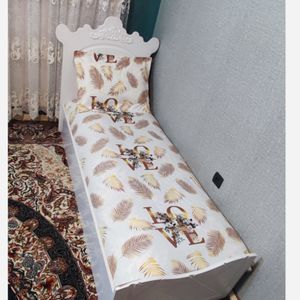 ملحفه دورکشدوزی شده تخت یک نفره طرح لاو شیری رنگ