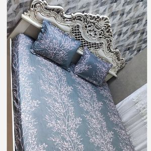 خرید اینترنتی ملحفه تخت دونفره کشدوزی شده همراه رو بالش طوسی صورتی