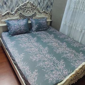 ملحفه تخت دونفره کشدوزی شده همراه رو بالش طوسی صورتی