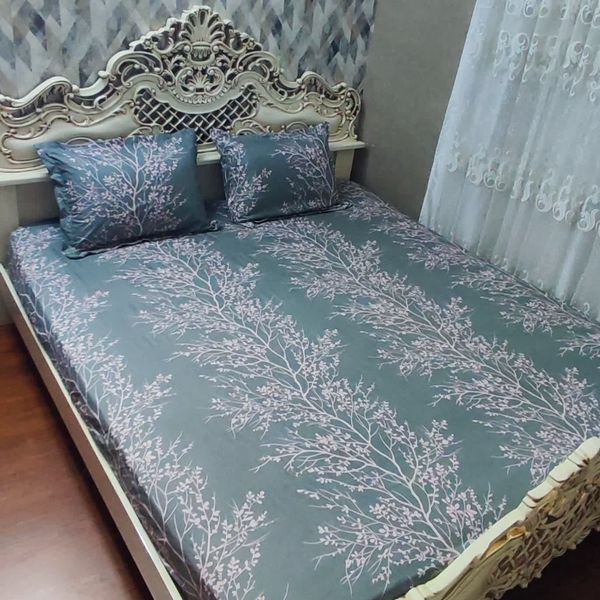 ملحفه تخت دونفره کشدوزی شده همراه رو بالش طوسی صورتی