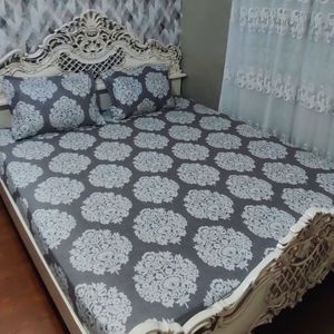 فروش اینترنتی نیم ست ملحفه دور کشدوزی تخت دونفره وروبالش گلدار زمینه طوسی