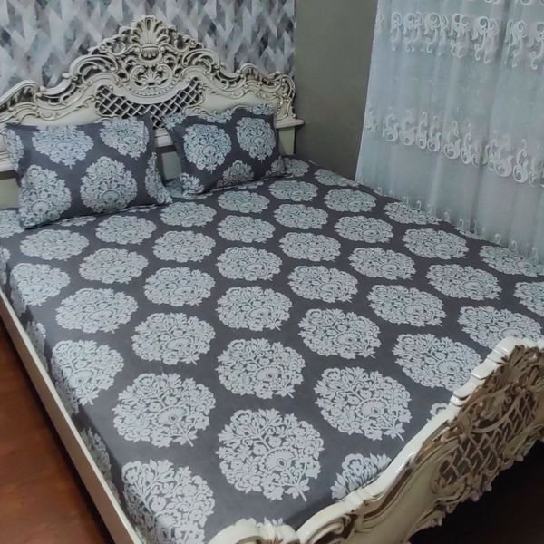 نیم ست ملحفه دور کشدوزی تخت دونفره وروبالش گلدار زمینه طوسی