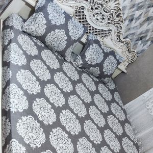 قیمت ارزان نیم ست ملحفه دور کشدوزی تخت دونفره وروبالش گلدار زمینه طوسی