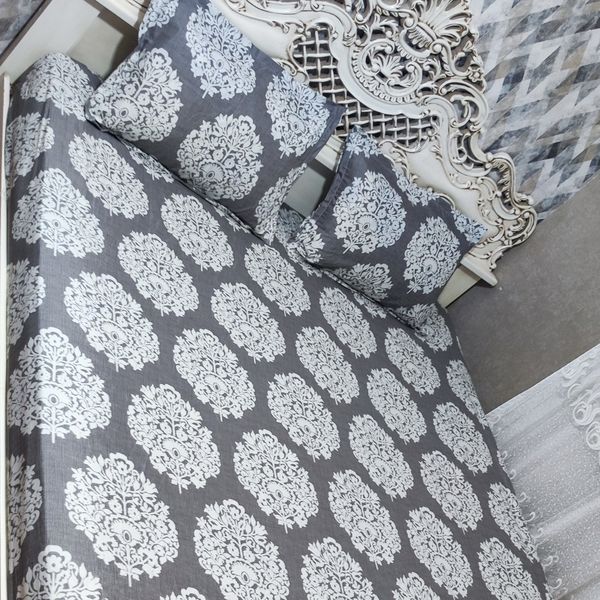 نیم ست ملحفه دور کشدوزی تخت دونفره وروبالش گلدار زمینه طوسی